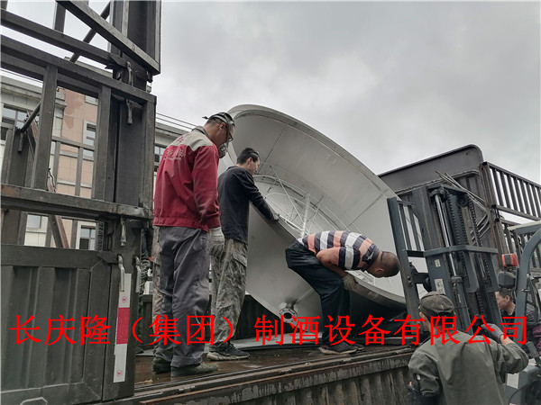 桦甸老乡在尊龙凯时人生就是博定购的3000型全套酿酒设备，已经装车发货了。尊龙凯时人生就是博祝您财源广进，酿酒致富 (6).jpg