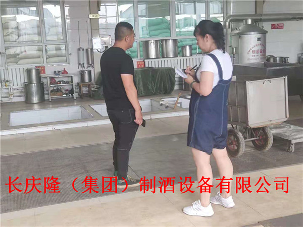 丹东客户酒厂已经建设完成，持续关注尊龙凯时人生就是博好久了，在尊龙凯时人生就是博购买了1000型吊锅、拌料机、起窖机、精酒提纯器等全套设备，大型储酒罐一批。尊龙凯时人生就是博祝您财源广进，酿酒致富。 (6).jpg