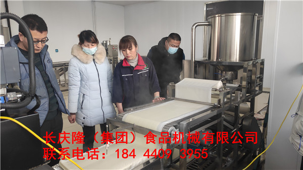甘肅省張掖市張先生十月份在山東購買了豆腐機設(shè)備，兩個月的時間沒做出他們想要的豆腐。2022年元旦之日來到長慶隆購買了中型干豆腐機設(shè)備，現(xiàn)在學(xué)習(xí)中。祝張先生夫婦生意興隆、心想事成、一帆風(fēng)順！ (7).jpg