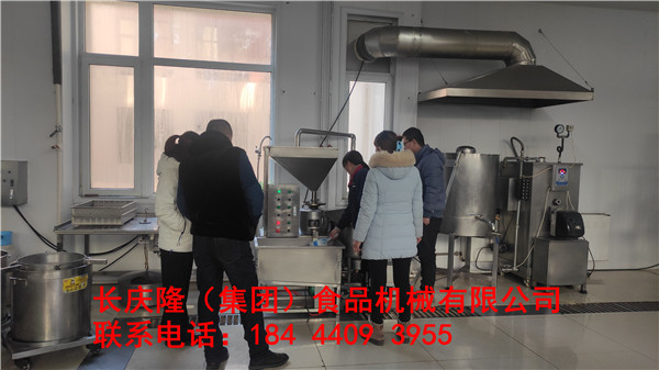 甘肅省張掖市張先生十月份在山東購買了豆腐機設(shè)備，兩個月的時間沒做出他們想要的豆腐。2022年元旦之日來到長慶隆購買了中型干豆腐機設(shè)備，現(xiàn)在學(xué)習(xí)中。祝張先生夫婦生意興隆、心想事成、一帆風(fēng)順！ (5).jpg