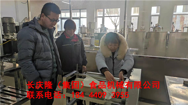 甘肅省張掖市張先生十月份在山東購買了豆腐機設(shè)備，兩個月的時間沒做出他們想要的豆腐。2022年元旦之日來到長慶隆購買了中型干豆腐機設(shè)備，現(xiàn)在學(xué)習(xí)中。祝張先生夫婦生意興隆、心想事成、一帆風(fēng)順！ (2).jpg