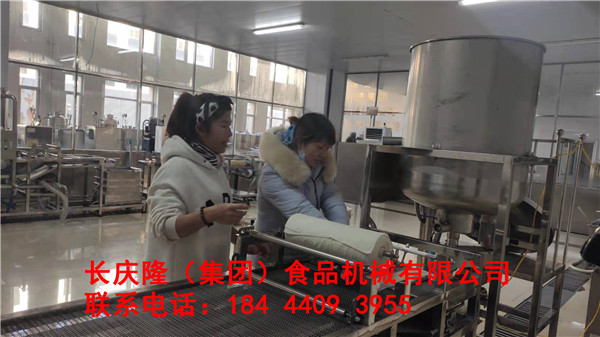 甘肅省張掖市張先生十月份在山東購買了豆腐機設(shè)備，兩個月的時間沒做出他們想要的豆腐。2022年元旦之日來到長慶隆購買了中型干豆腐機設(shè)備，現(xiàn)在學(xué)習(xí)中。祝張先生夫婦生意興隆、心想事成、一帆風(fēng)順！ (1).jpg