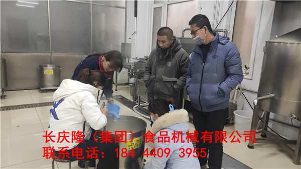 甘肅省張掖市張先生十月份在山東購買了豆腐機設(shè)備，兩個月的時間沒做出他們想要的豆腐。2022年元旦之日來到長慶隆購買了中型干豆腐機設(shè)備，現(xiàn)在學(xué)習(xí)中。祝張先生夫婦生意興隆、心想事成、一帆風(fēng)順！ (4).jpg