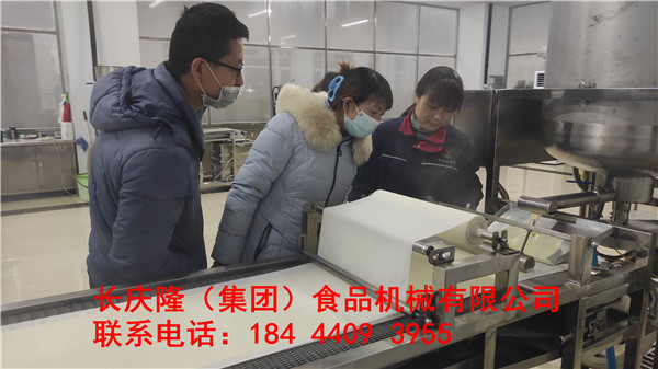 甘肅省張掖市張先生十月份在山東購買了豆腐機設(shè)備，兩個月的時間沒做出他們想要的豆腐。2022年元旦之日來到長慶隆購買了中型干豆腐機設(shè)備，現(xiàn)在學(xué)習(xí)中。祝張先生夫婦生意興隆、心想事成、一帆風(fēng)順！ (6).jpg