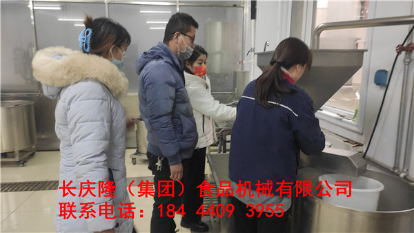 甘肅省張掖市張先生十月份在山東購買了豆腐機設(shè)備，兩個月的時間沒做出他們想要的豆腐。2022年元旦之日來到長慶隆購買了中型干豆腐機設(shè)備，現(xiàn)在學(xué)習(xí)中。祝張先生夫婦生意興隆、心想事成、一帆風(fēng)順！ (3).jpg
