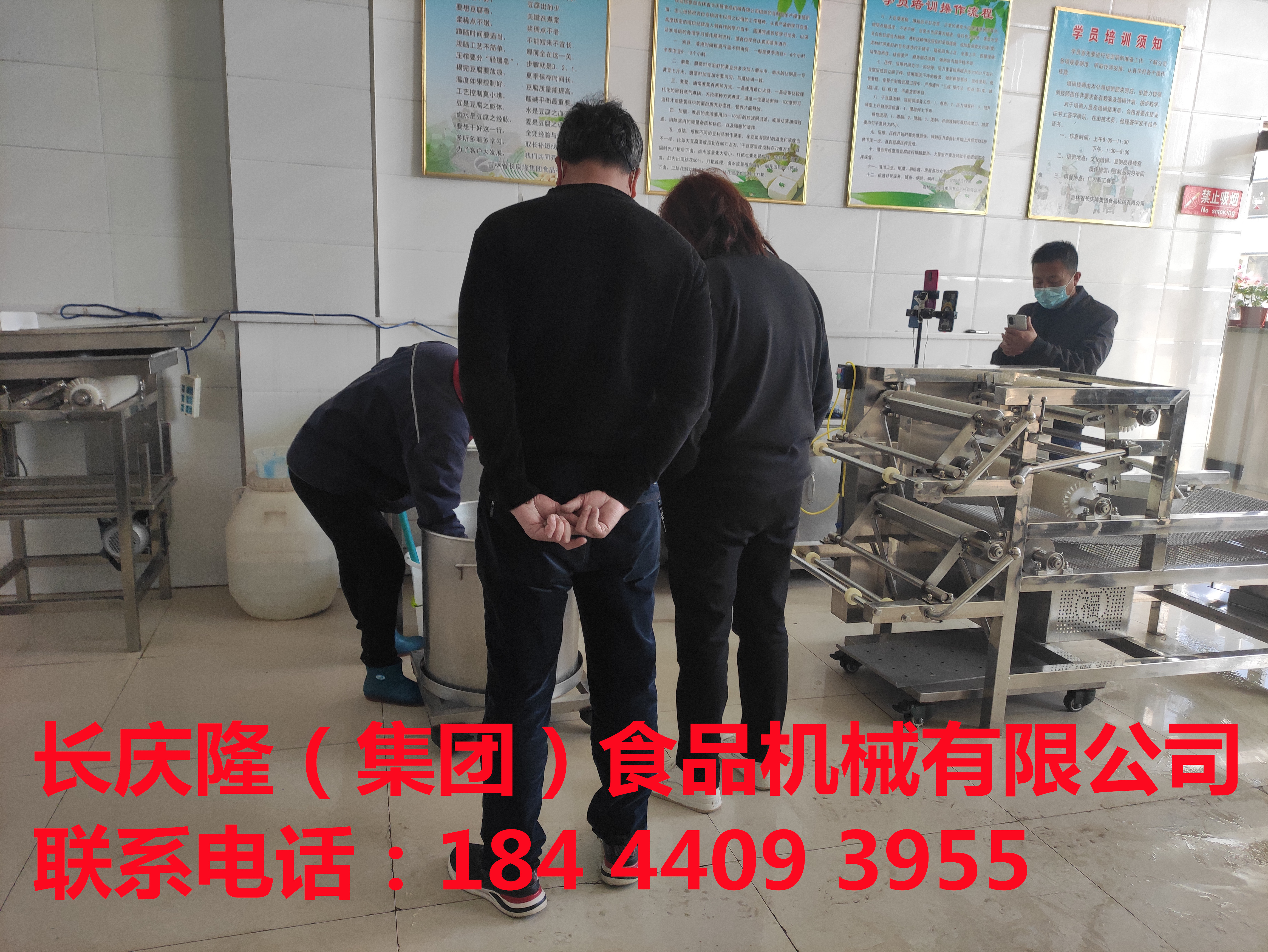 山東淄博趙先生想自己創(chuàng)業(yè)做些小生意，但一直沒(méi)有想投資的領(lǐng)域，直至看到了豆制品領(lǐng)域。有此念頭后在網(wǎng)上找到吉林長(zhǎng)慶隆，現(xiàn)場(chǎng)考察后對(duì)長(zhǎng)慶隆十分認(rèn)可，生產(chǎn)廠家經(jīng)營(yíng)規(guī)模大，售后服務(wù)有保障，并且還免費(fèi)教學(xué)。因而在長(zhǎng)慶隆購(gòu)買(mǎi)了豆腐機(jī)全套設(shè)備，實(shí)操學(xué)習(xí)完成后豆制品創(chuàng)業(yè)走起，在這里長(zhǎng)慶隆祝我們客戶(hù)財(cái)源廣進(jìn)，萬(wàn)事亨通！ (2).jpg