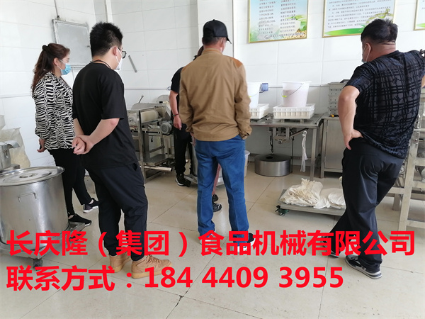 榆樹劉哥家里是做豆腐的，為了做豆腐更省時(shí)省力，更新設(shè)備，在長(zhǎng)慶隆購(gòu)買了熱賣款雙加熱煮漿鍋，磨漿機(jī)等。長(zhǎng)慶隆祝您財(cái)源廣進(jìn)、生意興隆、紅紅火火！長(zhǎng)慶隆會(huì)以更優(yōu)質(zhì)的服務(wù)與品質(zhì)來回報(bào)您。長(zhǎng)慶隆全體員工以最飽滿的精神面貌，期待您的光臨！ (3).jpg