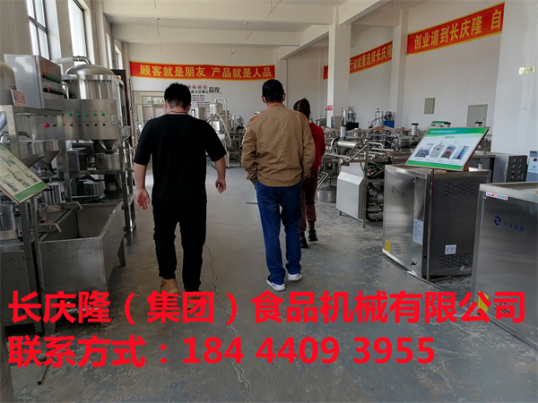 榆樹劉哥家里是做豆腐的，為了做豆腐更省時(shí)省力，更新設(shè)備，在長(zhǎng)慶隆購(gòu)買了熱賣款雙加熱煮漿鍋，磨漿機(jī)等。長(zhǎng)慶隆祝您財(cái)源廣進(jìn)、生意興隆、紅紅火火！長(zhǎng)慶隆會(huì)以更優(yōu)質(zhì)的服務(wù)與品質(zhì)來回報(bào)您。長(zhǎng)慶隆全體員工以最飽滿的精神面貌，期待您的光臨！ (2).jpg