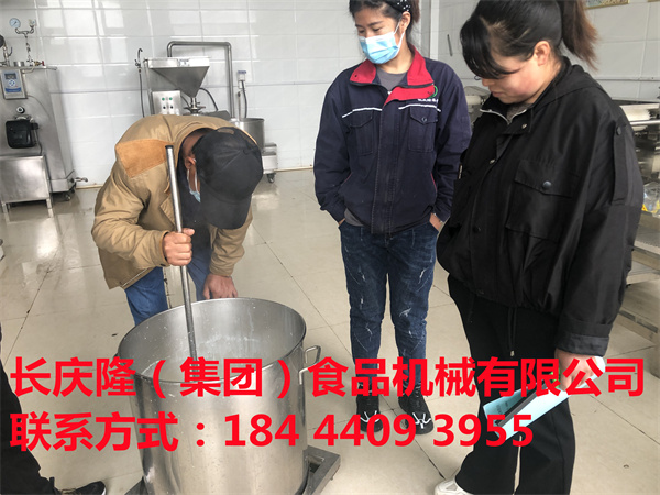 榆樹劉哥家里是做豆腐的，為了做豆腐更省時(shí)省力，更新設(shè)備，在長(zhǎng)慶隆購(gòu)買了熱賣款雙加熱煮漿鍋，磨漿機(jī)等。長(zhǎng)慶隆祝您財(cái)源廣進(jìn)、生意興隆、紅紅火火！長(zhǎng)慶隆會(huì)以更優(yōu)質(zhì)的服務(wù)與品質(zhì)來回報(bào)您。長(zhǎng)慶隆全體員工以最飽滿的精神面貌，期待您的光臨！ (4).jpg
