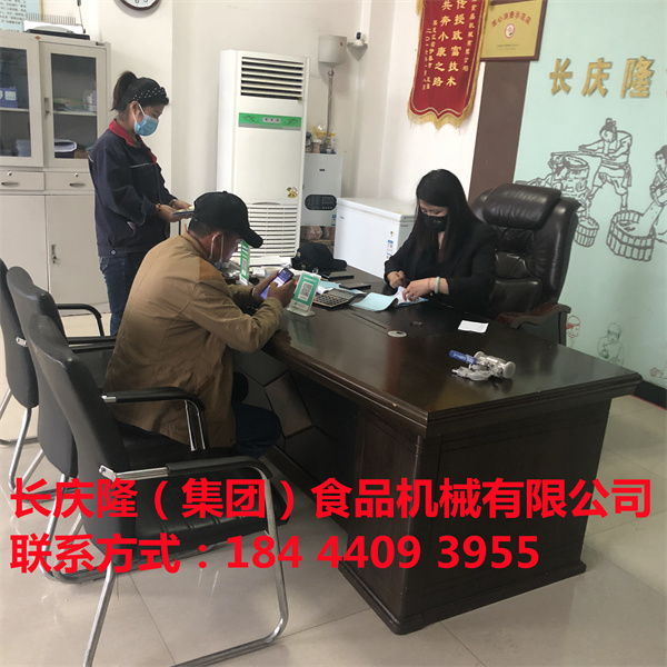 榆樹劉哥家里是做豆腐的，為了做豆腐更省時(shí)省力，更新設(shè)備，在長(zhǎng)慶隆購(gòu)買了熱賣款雙加熱煮漿鍋，磨漿機(jī)等。長(zhǎng)慶隆祝您財(cái)源廣進(jìn)、生意興隆、紅紅火火！長(zhǎng)慶隆會(huì)以更優(yōu)質(zhì)的服務(wù)與品質(zhì)來回報(bào)您。長(zhǎng)慶隆全體員工以最飽滿的精神面貌，期待您的光臨！ (6).jpg