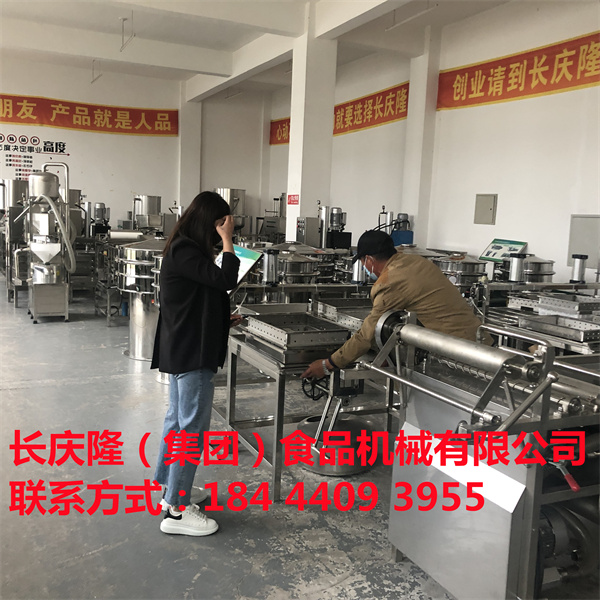 榆樹劉哥家里是做豆腐的，為了做豆腐更省時(shí)省力，更新設(shè)備，在長(zhǎng)慶隆購(gòu)買了熱賣款雙加熱煮漿鍋，磨漿機(jī)等。長(zhǎng)慶隆祝您財(cái)源廣進(jìn)、生意興隆、紅紅火火！長(zhǎng)慶隆會(huì)以更優(yōu)質(zhì)的服務(wù)與品質(zhì)來回報(bào)您。長(zhǎng)慶隆全體員工以最飽滿的精神面貌，期待您的光臨！ (5).jpg