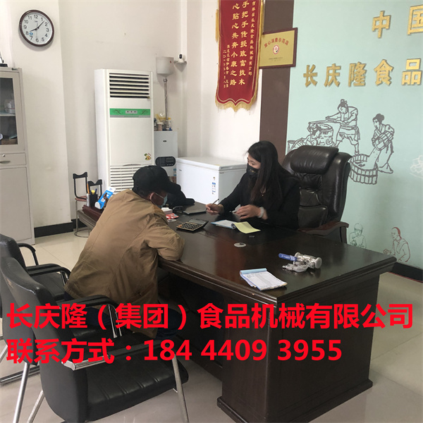 榆樹劉哥家里是做豆腐的，為了做豆腐更省時(shí)省力，更新設(shè)備，在長(zhǎng)慶隆購(gòu)買了熱賣款雙加熱煮漿鍋，磨漿機(jī)等。長(zhǎng)慶隆祝您財(cái)源廣進(jìn)、生意興隆、紅紅火火！長(zhǎng)慶隆會(huì)以更優(yōu)質(zhì)的服務(wù)與品質(zhì)來回報(bào)您。長(zhǎng)慶隆全體員工以最飽滿的精神面貌，期待您的光臨！ (7).jpg