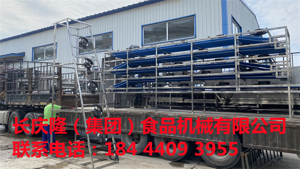永吉縣客戶訂購的滾疊式干豆腐機正在裝車中，馬上裝車完成，長慶隆祝您財源廣進，心想事成。 (2).jpg