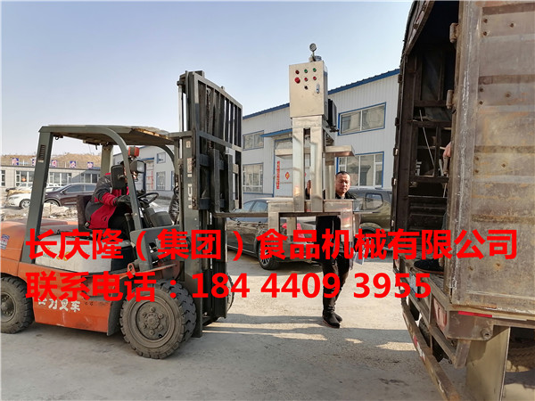 新年新開始，北大湖客戶開年就來到長慶隆，購買的全自動(dòng)中型全自動(dòng)干豆腐機(jī)設(shè)備，技術(shù)已經(jīng)學(xué)習(xí)完成，設(shè)備直接裝車發(fā)走了！長慶隆祝您生意興隆通四海，財(cái)源茂盛達(dá)三江 (7).jpg