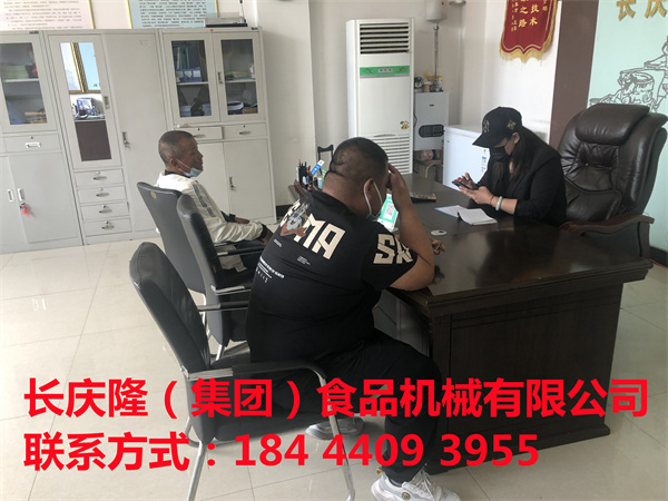 吉林客戶孫先生下午來到公司訂購了36千瓦電鍋爐，外入式煮漿鍋，150型單磨組合等全套設備開始學習！感謝新老客戶對長慶隆信任與肯定！長慶隆會以更優質的品質與服務來回報您！長慶隆全體員工用最飽滿的精神面貌，期待您的光臨！豆制品創業從長慶隆開始！ (2).jpg