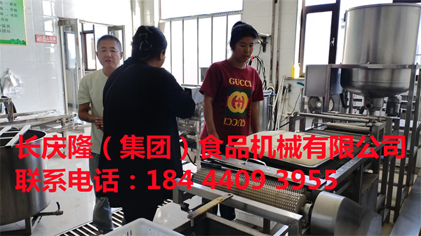 黑龍江湯師傅看中了豆制品行業(yè)前景，在長慶隆購買了全套豆制品設備，已經簽約完成，進入實操學習階段，長慶隆祝您生意興隆，財源廣進。 (2).jpg