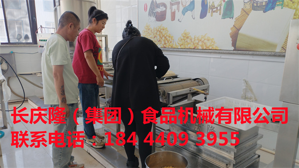 黑龍江湯師傅看中了豆制品行業(yè)前景，在長慶隆購買了全套豆制品設備，已經簽約完成，進入實操學習階段，長慶隆祝您生意興隆，財源廣進。 (3).jpg
