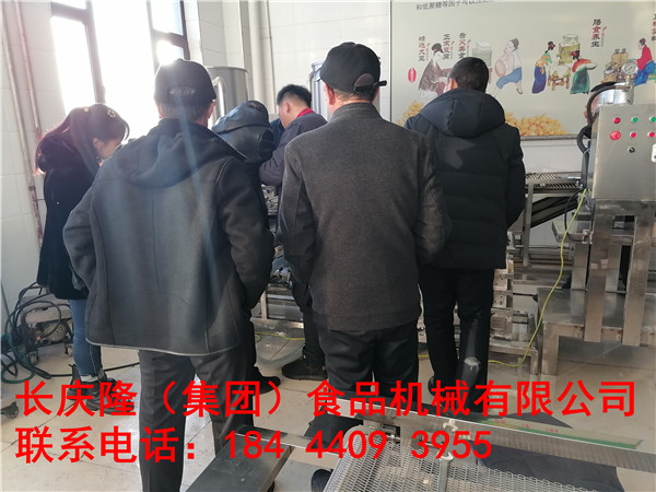 七臺河村委會響應(yīng)國家鄉(xiāng)村振興戰(zhàn)略，經(jīng)村委會領(lǐng)導(dǎo)班子多方尋找項目及考察，最終選擇了豆制品這一朝陽產(chǎn)業(yè)，在長慶隆購買了仿手工干豆腐機(jī)全套設(shè)備，現(xiàn)在正派人到長慶隆實操學(xué)習(xí)技術(shù)中。長慶隆祝七臺河村致富奔小康。 (4).jpg