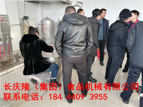 七臺河村委會響應(yīng)國家鄉(xiāng)村振興戰(zhàn)略，經(jīng)村委會領(lǐng)導(dǎo)班子多方尋找項目及考察，最終選擇了豆制品這一朝陽產(chǎn)業(yè)，在長慶隆購買了仿手工干豆腐機(jī)全套設(shè)備，現(xiàn)在正派人到長慶隆實操學(xué)習(xí)技術(shù)中。長慶隆祝七臺河村致富奔小康。 (1).jpg