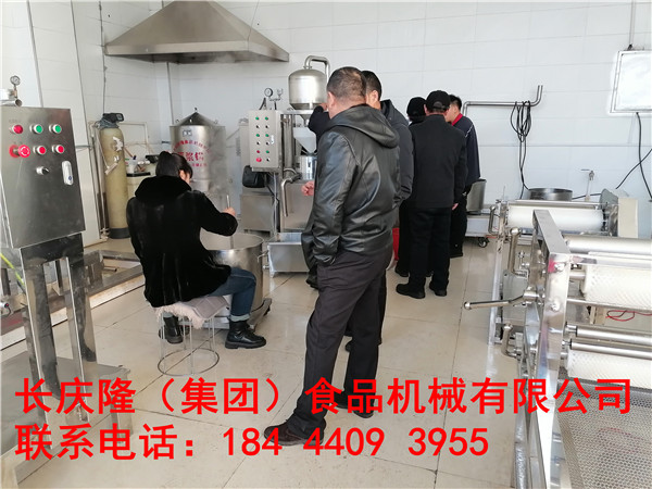 磐石客戶家里是養牛的，想增加豆制品項目，形成復合式經濟模式，做豆腐的豆渣是喂牛的最佳飼料，做出的豆腐也是日常消耗品，可以直接變現，經過多方考察后，在長慶隆購買了小型全自動干豆腐生產線，氣動大豆腐機全套設備。實操教學完成后，設備直接拉走，2022做豆腐干起來。長慶隆祝您財源廣進，心想事成。 (2).jpg