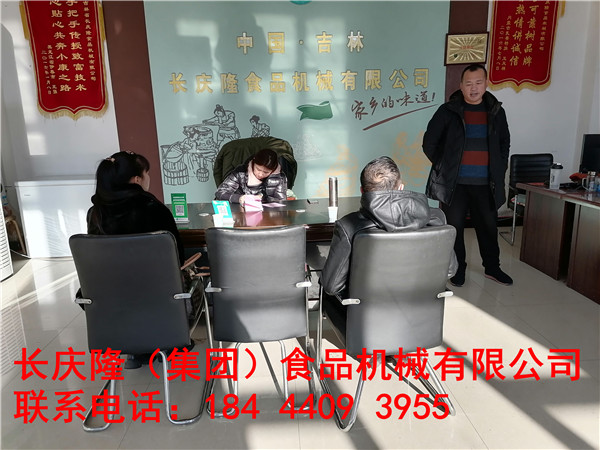 磐石客戶家里是養牛的，想增加豆制品項目，形成復合式經濟模式，做豆腐的豆渣是喂牛的最佳飼料，做出的豆腐也是日常消耗品，可以直接變現，經過多方考察后，在長慶隆購買了小型全自動干豆腐生產線，氣動大豆腐機全套設備。實操教學完成后，設備直接拉走，2022做豆腐干起來。長慶隆祝您財源廣進，心想事成。 (3).jpg
