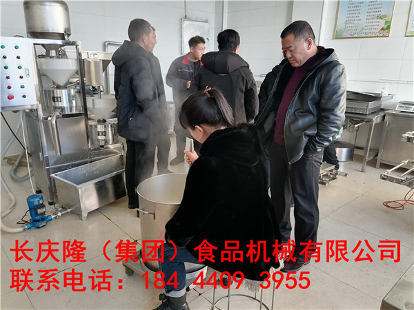 磐石客戶家里是養牛的，想增加豆制品項目，形成復合式經濟模式，做豆腐的豆渣是喂牛的最佳飼料，做出的豆腐也是日常消耗品，可以直接變現，經過多方考察后，在長慶隆購買了小型全自動干豆腐生產線，氣動大豆腐機全套設備。實操教學完成后，設備直接拉走，2022做豆腐干起來。長慶隆祝您財源廣進，心想事成。 (5).jpg