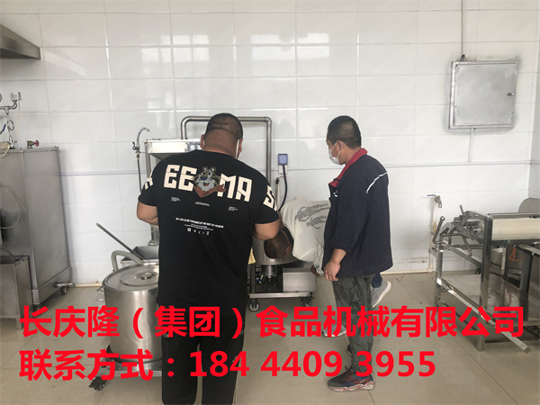 吉林客戶孫先生下午來到公司訂購了36千瓦電鍋爐，外入式煮漿鍋，150型單磨組合等全套設備開始學習！感謝新老客戶對長慶隆信任與肯定！長慶隆會以更優質的品質與服務來回報您！長慶隆全體員工用最飽滿的精神面貌，期待您的光臨！豆制品創業從長慶隆開始！ (5).jpg