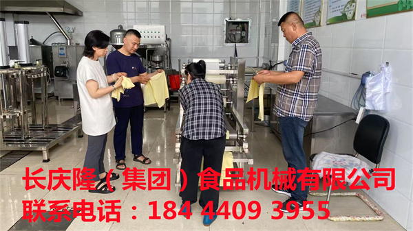 三伙客戶齊聚長慶隆，考察購買豆制品設(shè)備，并用自己的設(shè)備實(shí)操學(xué)習(xí)(1).jpg