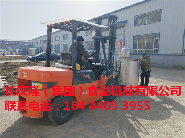 敦化李先生通過微信訂購的150型單磨組合，60型燃氣雙加熱煮漿鍋，大型干豆腐機等全套設備，裝車發貨了，長慶隆祝您生意興隆，財源廣進。 (3).jpg