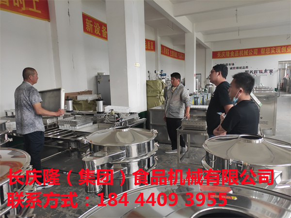 黑龍江齊齊哈爾馬師傅是長慶隆的老鐵粉了，一行三人自駕來到長慶隆，經實地考察后，直接訂購了雙聯磨漿機，大豆腐，煮漿鍋等全套設備，感謝新老客戶對我們長慶隆的支持與信任。長慶隆祝馬先生開業大吉，生意興隆，紅紅火火！您，對我們的支持是我們成長發展的基石，提供優質服務的動力。 (1) - 副本.jpg