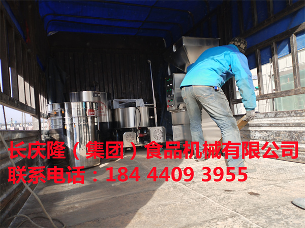 敦化李先生通過微信訂購的150型單磨組合，60型燃氣雙加熱煮漿鍋，大型干豆腐機等全套設備，裝車發貨了，長慶隆祝您生意興隆，財源廣進。 (7).jpg