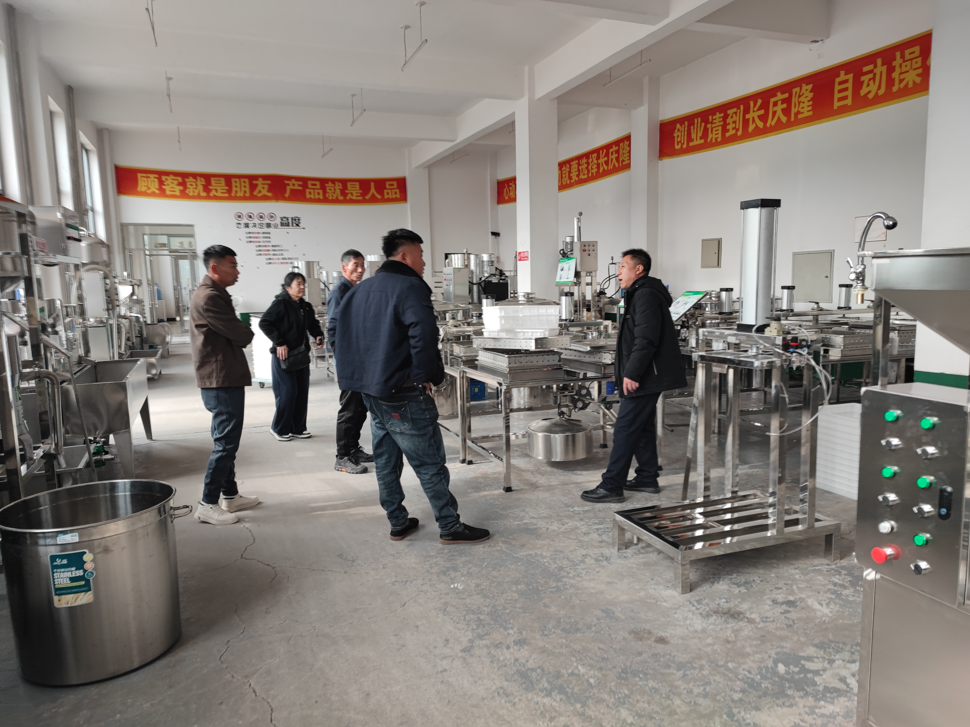磐石客戶購買大豆腐機全套設備簽約完成，感謝客戶長慶隆的支持與信任，長慶隆祝客戶創業致富，奔向小康之路！ (2).jpg