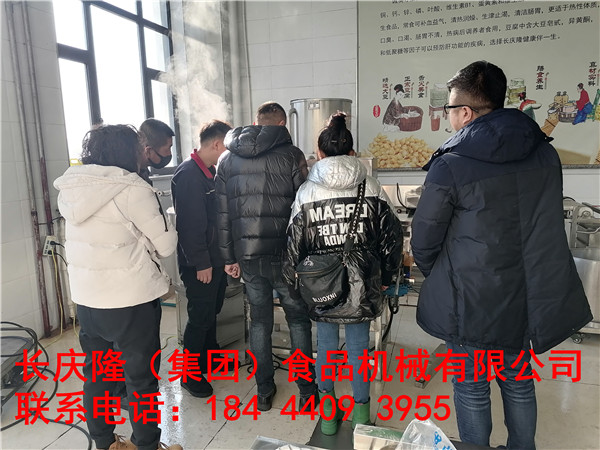 吉林夫妻倆豆制品創業，在長慶隆購買的仿手工干豆腐機，真空吸豆立式雙聯磨漿機等全套設備，正在用自己購買的設備實操練習中。長慶隆祝您財源廣進，創業致富。 (2).jpg