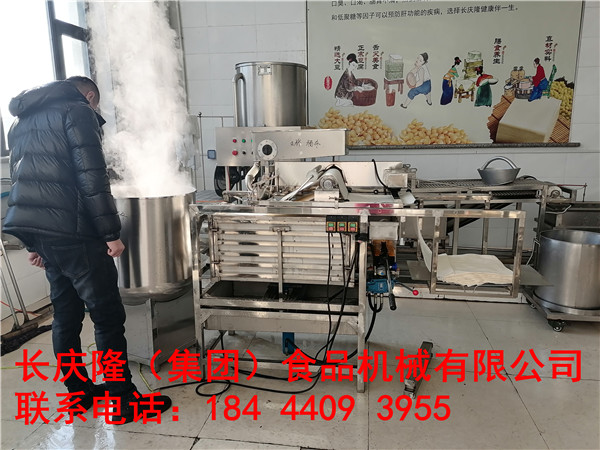 吉林夫妻倆豆制品創業，在長慶隆購買的仿手工干豆腐機，真空吸豆立式雙聯磨漿機等全套設備，正在用自己購買的設備實操練習中。長慶隆祝您財源廣進，創業致富。 (1).jpg