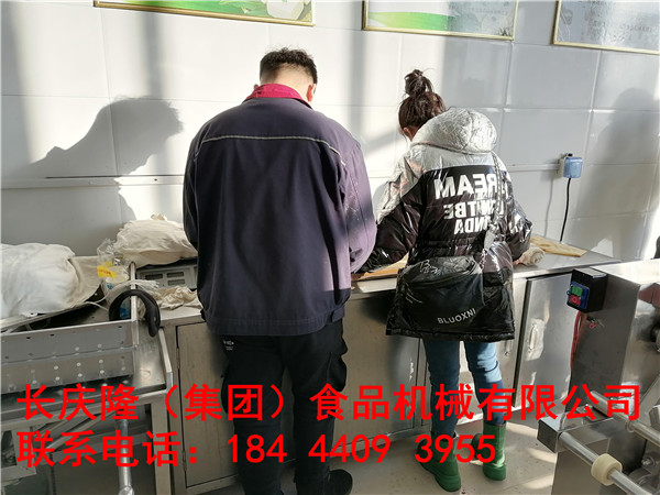 吉林夫妻倆豆制品創業，在長慶隆購買的仿手工干豆腐機，真空吸豆立式雙聯磨漿機等全套設備，正在用自己購買的設備實操練習中。長慶隆祝您財源廣進，創業致富。 (3).jpg