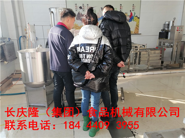 吉林夫妻倆豆制品創業，在長慶隆購買的仿手工干豆腐機，真空吸豆立式雙聯磨漿機等全套設備，正在用自己購買的設備實操練習中。長慶隆祝您財源廣進，創業致富。 (4).jpg
