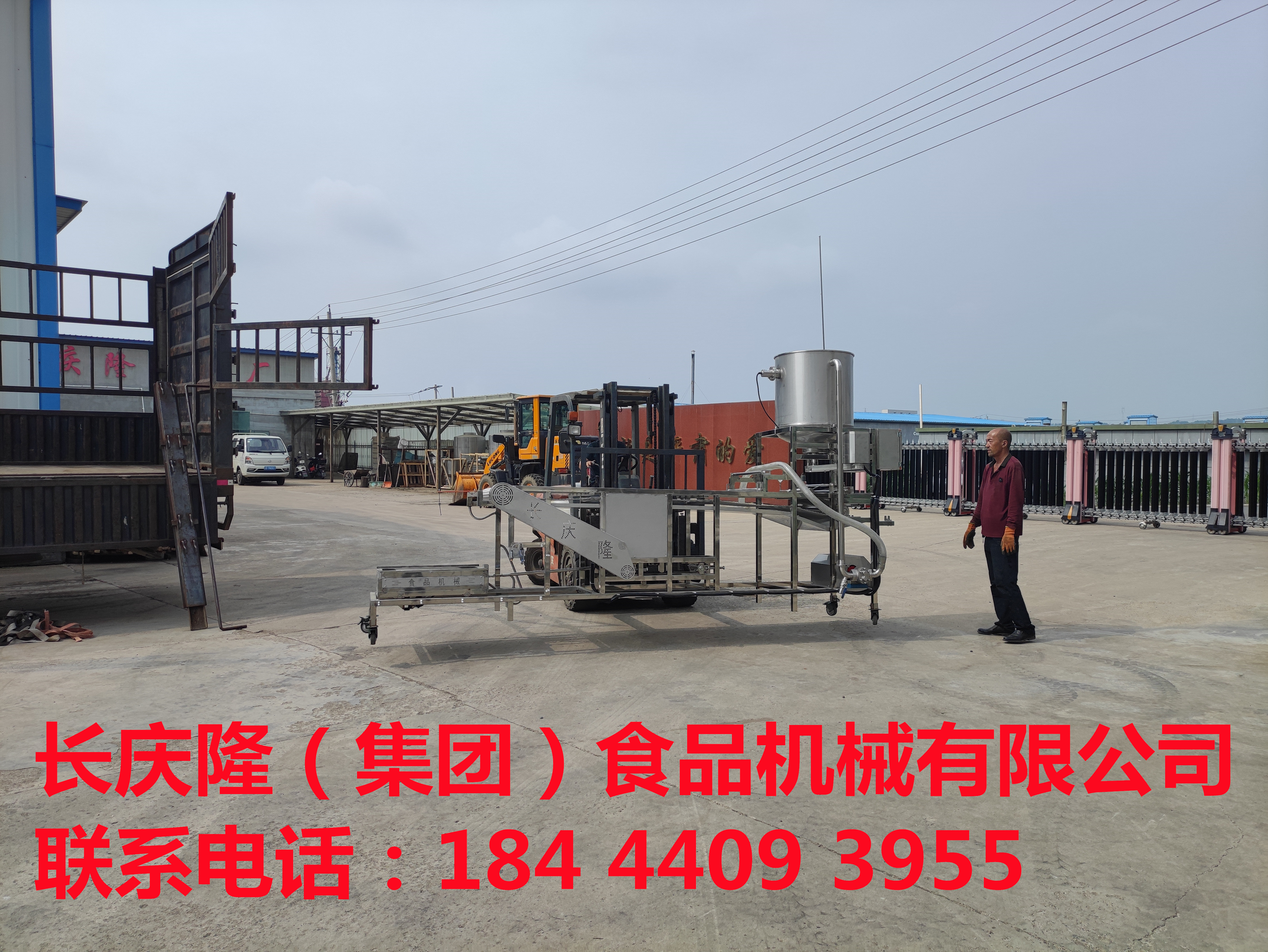 鶴崗客戶訂購的臥式三聯(lián)磨，200型干豆腐機(jī)，揭包機(jī)+風(fēng)涼系統(tǒng)，洗布機(jī)等全套豆腐機(jī)設(shè)備裝車發(fā)貨了，感謝客戶對長慶隆的支持與信任。長慶隆祝客戶生意興隆通四海，財(cái)源茂盛達(dá)三江，事業(yè)順風(fēng)順?biāo)l(fā)大財(cái)！ (2).jpg