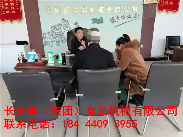 蛟河市夫妻倆想要豆制品創業，經過謹慎的考察后，在長慶隆購買了磨漿機、煮漿鍋，大豆腐機全套設備，簽約完成。長慶隆祝您財源廣進，心想事成。 (3).jpg