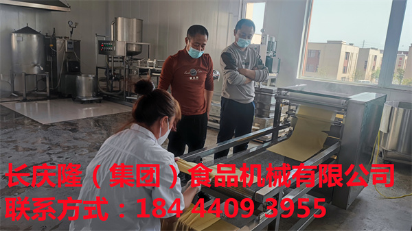 大連孟師傅在長(zhǎng)慶隆集團(tuán)購(gòu)買了中型干豆腐機(jī)、數(shù)控壓力機(jī)、雙揭包機(jī)、雙連磨漿機(jī)、電鍋爐、豆?jié){鍋等全套設(shè)備，祝孟師傅心想事成、生意興隆、開(kāi)業(yè)大吉！ (3).jpg