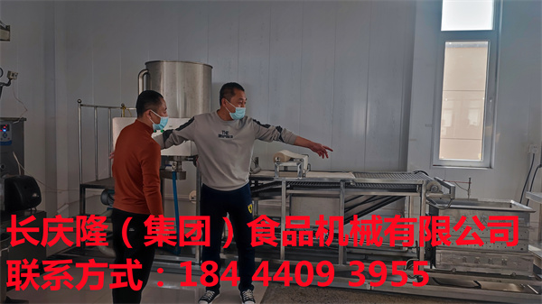 大連孟師傅在長(zhǎng)慶隆集團(tuán)購(gòu)買了中型干豆腐機(jī)、數(shù)控壓力機(jī)、雙揭包機(jī)、雙連磨漿機(jī)、電鍋爐、豆?jié){鍋等全套設(shè)備，祝孟師傅心想事成、生意興隆、開(kāi)業(yè)大吉！ (1).jpg