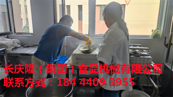 山東青島馮先生通過網絡關注長慶隆有一段時間了，疫情解封后，馮先生開車來到長慶隆沈陽總部經實地考察后，直接購買了大豆腐機全套設備，現在學習中。長慶隆祝您心想事成、生意興隆、開業大吉！ (4).jpg