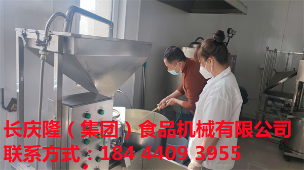 大連孟師傅在長(zhǎng)慶隆集團(tuán)購(gòu)買了中型干豆腐機(jī)、數(shù)控壓力機(jī)、雙揭包機(jī)、雙連磨漿機(jī)、電鍋爐、豆?jié){鍋等全套設(shè)備，祝孟師傅心想事成、生意興隆、開(kāi)業(yè)大吉！ (6).jpg