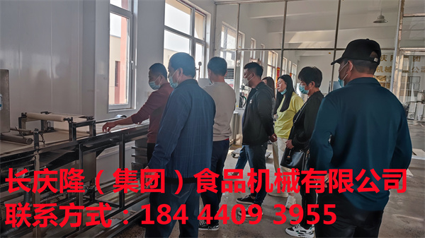 大連孟師傅在長(zhǎng)慶隆集團(tuán)購(gòu)買了中型干豆腐機(jī)、數(shù)控壓力機(jī)、雙揭包機(jī)、雙連磨漿機(jī)、電鍋爐、豆?jié){鍋等全套設(shè)備，祝孟師傅心想事成、生意興隆、開(kāi)業(yè)大吉！ (5).jpg