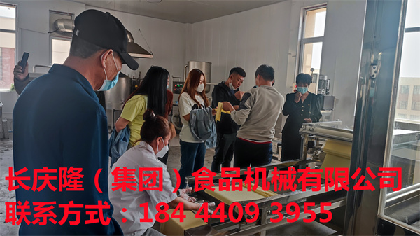 大連孟師傅在長(zhǎng)慶隆集團(tuán)購(gòu)買了中型干豆腐機(jī)、數(shù)控壓力機(jī)、雙揭包機(jī)、雙連磨漿機(jī)、電鍋爐、豆?jié){鍋等全套設(shè)備，祝孟師傅心想事成、生意興隆、開(kāi)業(yè)大吉！ (8).jpg