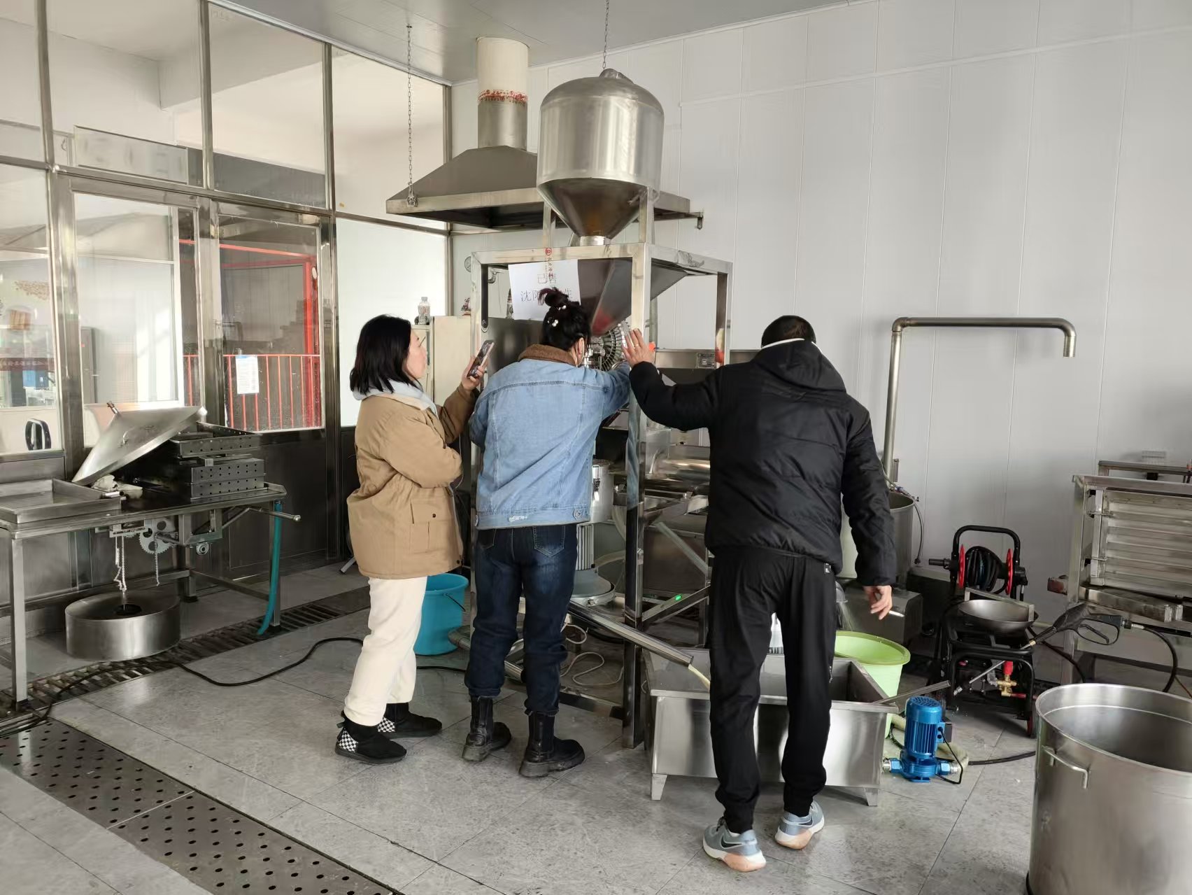沈陽曹先生在長慶隆公司購買了150型立式絞籠雙聯磨漿機組，200型雙加熱煮漿鍋等全套設備，長慶隆祝?曹先生生意興隆，財源廣進，開業大吉 (2).jpg