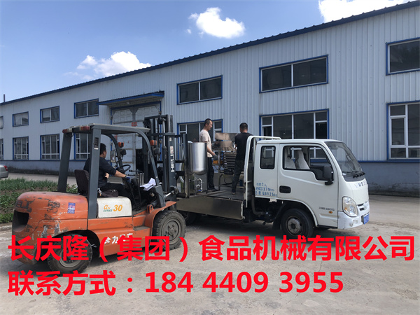 琿春劉先生夫婦，關(guān)注長慶隆有一段時間了，疫情解封后，自己開車來到長慶隆直接購買了仿手工干豆腐機(jī)全套設(shè)備。學(xué)習(xí)已完成，設(shè)備已裝車 。感謝劉先生夫婦對長慶隆的信任與支持。長慶隆祝您生意興隆，紅紅火火！ (1).jpg