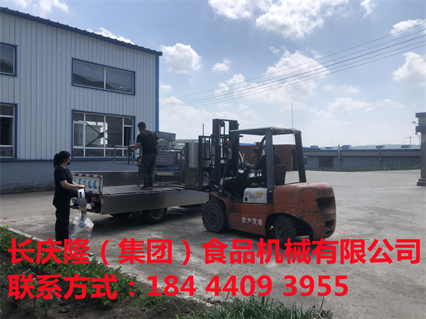琿春劉先生夫婦，關(guān)注長慶隆有一段時間了，疫情解封后，自己開車來到長慶隆直接購買了仿手工干豆腐機(jī)全套設(shè)備。學(xué)習(xí)已完成，設(shè)備已裝車 。感謝劉先生夫婦對長慶隆的信任與支持。長慶隆祝您生意興隆，紅紅火火！ (2).jpg
