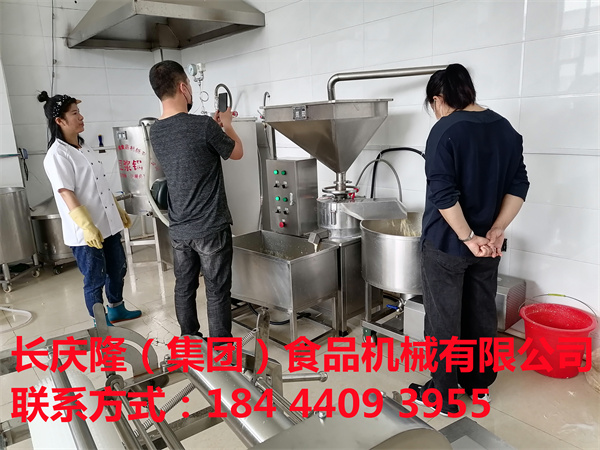 琿春劉先生夫婦，關(guān)注長慶隆有一段時間了，疫情解封后，自己開車來到長慶隆直接購買了仿手工干豆腐機(jī)全套設(shè)備。學(xué)習(xí)已完成，設(shè)備已裝車 。感謝劉先生夫婦對長慶隆的信任與支持。長慶隆祝您生意興隆，紅紅火火！ (4).jpg