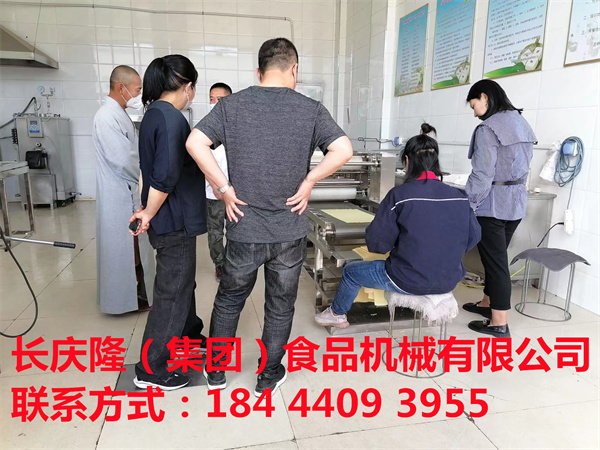 琿春劉先生夫婦，關(guān)注長慶隆有一段時間了，疫情解封后，自己開車來到長慶隆直接購買了仿手工干豆腐機(jī)全套設(shè)備。學(xué)習(xí)已完成，設(shè)備已裝車 。感謝劉先生夫婦對長慶隆的信任與支持。長慶隆祝您生意興隆，紅紅火火！ (6).jpg