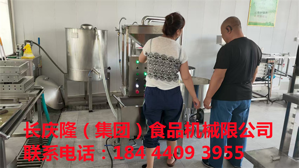 赤峰李先生購買的大豆腐機全套設(shè)備裝車發(fā)貨，長慶隆祝您生意興隆，財源廣進(jìn)，開業(yè)大吉。.jpg
